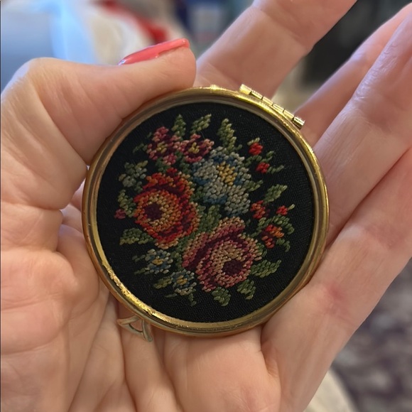 Vintage AvonFloral Embroidered Compact Mirror - Picture 1 of 3